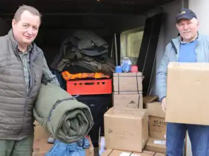 Freuen sich &uuml;ber die gro&szlig;e Spendenbereitschaft: Arnd Fischer (links) und Michael Ziolkowski. Ausgediente Jagdkleidung, Gaskocher und Unterw&auml;sche sollen in K&uuml;rze von Bookholzberg in die Ukraine gebracht werden.