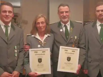 Bei der Jahreshauptversammlung: Christian Bruns (stellvertretender Vorsitzender, links) und Hauptmann Jan-Erik Hilger (rechts) &uuml;bergaben die Ehrenurkunden an Silke Schr&ouml;der und Bernd Holzhausen.
