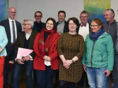 Die &bdquo;Zaung&auml;ste&ldquo; und Vertreter der beiden besuchten Schulen (von links) Simone Hegger-Flatken (Marienschule), Uwe Kathmann (Schulstiftung St. Benedikt), Lutz Oertel (Schweiz), Heinrich Frommeyer (Hannover), Christine Neumaier (M&uuml;hldorf am Inn), Werner Oberthaler (S&uuml;dtirol), Bettina Colmer und Andreas Weber (Liebfrauenschule), Ursula Z&uuml;rcher (Schweiz), Ingo Gerdes (Marienschule) und Sandro Br&uuml;tting (N&uuml;rnberg).