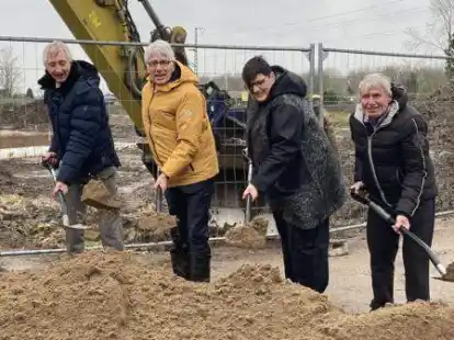 Spatenstich zum Neubau der Grundschule Harrien an der Ladestra&szlig;e (von links): Depenbrock-Prokurist Markus Kellner, B&uuml;rgermeister Michael Kurz, Grundschulleiterin Susanne Janssen und der Ratsvorsitzende J&uuml;rgen Boom