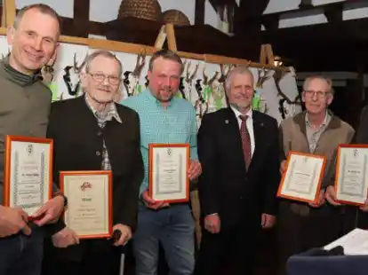 Auf der Fr&uuml;hjahrsversammlung des Hegering Friesoythe wurde langj&auml;hrige Waidm&auml;nner geehrt (von links): Dr. Andreas Ei&szlig;ing, Heinz Sprock, Stephan K&ouml;sters, J&uuml;rgen Dolberg, Gerhard Brockhage und Dr. Heinrich Tepe.