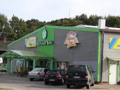 Hinter und neben dem Raiffeisen-Markt in Scharrel soll ein neues Baugebiet entstehen. Der Markt soll erhalten bleiben.