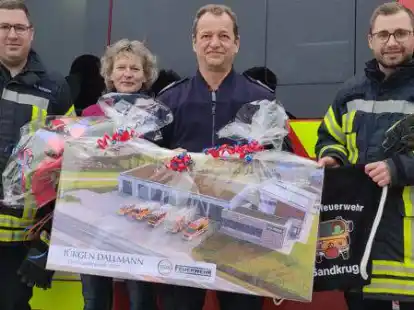 Bekanntes Gesicht, aber neues Amt (von links): Maik Sch&uuml;tte ist neuer Ortsbrandmeister und &uuml;bernimmt die F&uuml;hrung der Feuerwehr Sandkrug von J&uuml;rgen Dallmann (Mitte). Pr&auml;sente entgegen nahm auch dessen Frau Susanne Dallmann entgegen. Der neue stellvertretende Ortsbrandmeister hei&szlig;t Mark Seemann.