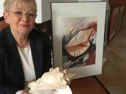 Ihr Bild wurde f&uuml;rs Plakat gew&auml;hlt: Irmgard Ringel mit der Muschel, die das Motiv ihres Bildes ist.