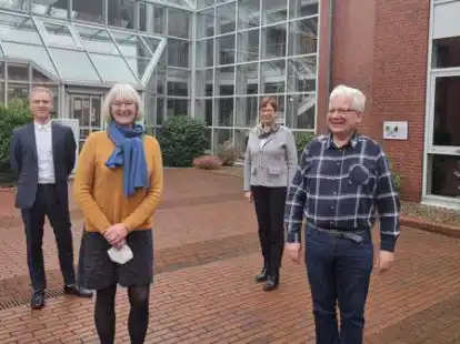 Jutta Haase und Heinz-J&uuml;rgen Korbmacher (vorne) sind die neuen Schiedspersonen f&uuml;r den Bezirk Edewecht. Verpflichtet wurden sie im Januar von J&ouml;rg Sprenger, Direktor des Amtsgerichts Westerstede (hinten links), im Beisein von Silvia Heinemann, stellvertretende Vorsitzende Bezirksvereinigung Oldenburg im Bund Deutscher Schiedsm&auml;nner und Schiedsfrauen (hinten rechts).