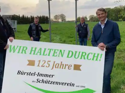 Hoffen, in diesem Jahr endlich wieder eine normale Saison mit vielen Zusammenk&uuml;nften zu erleben: Holger Hohnholt (von links), Bj&ouml;rn Welling, Heiko Alfs und Vorsitzender Carsten Wichmann vom SV B&uuml;rstel-Immer.