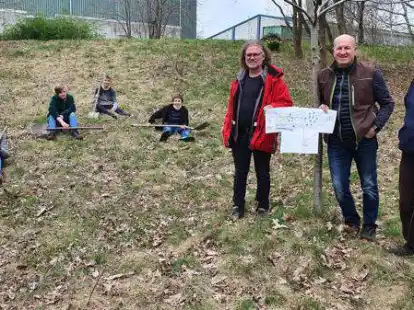 Die Sitzgelegenheiten sollen bald aufgebaut werden. An diesem H&uuml;gel soll noch in diesem Jahr endlich das Naturklassenzimmer entstehen. Sch&uuml;ler der Arbeitsgemeinschaft mit Michael Hobbie (v.l.), Daniel Diemer und Erwin Murke