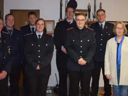 Nahmen an der Jahreshauptversammlung der Freiwilligen Feuerwehr Hohenkirchen teil: (von links) Dietrich Weers (Ehrung f&uuml;r 60 Jahre Mitgliedschaft), Wilko Rahmann, Ortsbrandmeister Eike Eilers, Romina Zahn, Timo Harms, Michelle Hofmannn, Benedikt Niehoff, stv. B&uuml;rgermeisterin Marianne Kaiser-Fuchs, stv. Gemeindebrandmeister Florian Harms.