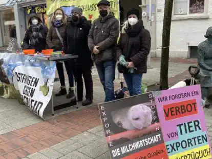 Die Gruppe &bdquo;Ostfriesen gegen Tierleid&ldquo; wirbt in der Auricher Fu&szlig;g&auml;ngerzone f&uuml;r eine Kundgebung am kommenden Samstag.