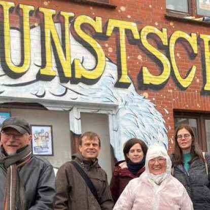 Gemeinsam f&uuml;r die Zukunft von Aurichs Kunstschule und das &bdquo;miraculum&ldquo;: der K&uuml;nstler Peter Veckenstedt (rechts) holte die Vertreter mehrerer Einrichtungen an einen Tisch.