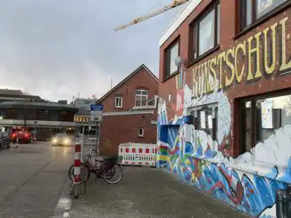 Die Kunstschule muss Ende des Jahres aus diesem Geb&auml;ude in der Osterstra&szlig;e ausziehen. Im Hintergrund ist das Auricher Rathaus zu sehen.