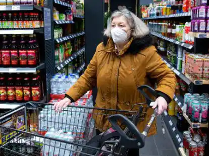 Eine Frau tr&auml;gt bei ihrem Einkauf in einem Supermarkt eine FFP2-Schutzmaske: Pflicht ist das nicht mehr, aber die meisten Ammerl&auml;nder geh&ouml;ren noch zum &bdquo;Team Vorsicht&ldquo;.