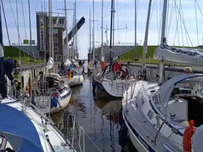 Die Wassersportler m&uuml;ssen sich auf reduzierte Betriebszeiten bei der Schleuse Hooksiel einstellen. Die Reparatur eines Hydraulikzylinders zieht sich bis Ende Juni hin.    Bild: