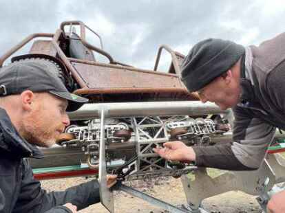 Nagelneu mit Deko-Rost: Konstrukteur Stefan Kirchner (links) und Elektriker Oliver Grothkopp an einem der Karts der neuen Achterbahn &bdquo;Lost World&ldquo;.