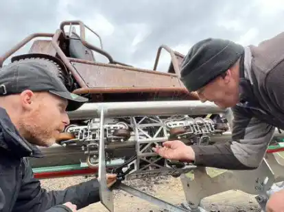 Nagelneu mit Deko-Rost: Konstrukteur Stefan Kirchner (links) und Elektriker Oliver Grothkopp an einem der Karts der neuen Achterbahn &bdquo;Lost World&ldquo;.