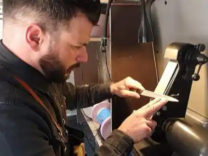 Bino Kraus kommt mit seiner mobilen Schleiferei am Freitag nach Hude.