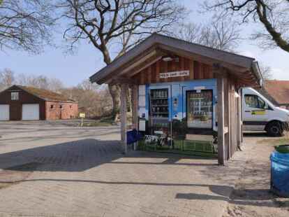 Die Milchtankstelle, die ihren eigenen Parkplatz, Fahrradst&auml;ndern und eine Sitzecke hat.