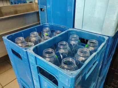 Flaschen, die gereinigt und wiederverwendet werden: Der Punkt zeigt an, ob die Milch darin pasteurisiert ist.