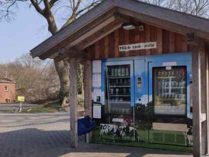 Neben der Milchtankstelle von Hof Meinen, die direkt an der Hauptstra&szlig;e steht, gibt es auch eine Sitzbank und einen kleinen Parkplatz.