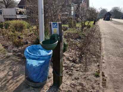 Vor der Milchtankstelle ist eine Bushaltestelle. Sie befindet sich direkt an der Hauptstra&szlig;e.