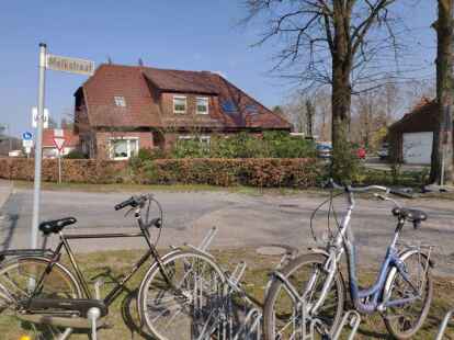 Der Fahrradst&auml;nder befindet sich direkt am Schild zur Melkstraat, auf der es zum Hof geht.