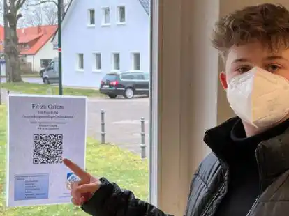 Zeigt auf einen der QR-Codes: der Jahrespraktikant der Gemeindeverwaltung Moritz Wirth