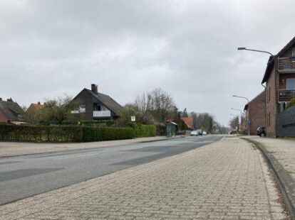 Von S&uuml;den kommende Besucher fahren &uuml;ber die Litteler Stra&szlig;e nach Wardenburg hinein.