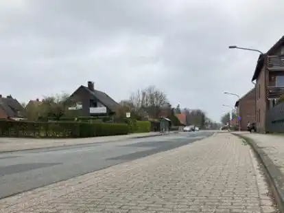 Von S&uuml;den kommende Besucher fahren &uuml;ber die Litteler Stra&szlig;e nach Wardenburg hinein.