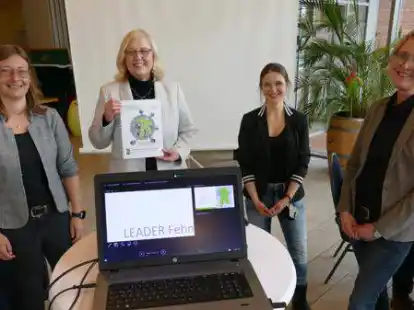 Stellten ihr Konzept vor (von links): Carina Schoone und Anja Thom&szlig;en (Amt f&uuml;r regionale Landesentwicklung), LEADER-Regionalmanagerin Felicitas Sieweck und die Vorsitzende der LAG Fehngebiet Andrea Sope.