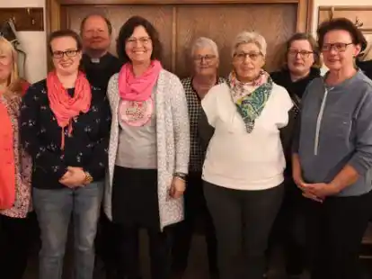 Der neue Vorstand des Frauenchores Peheim stellte sich mit den ehemaligen Mitgliedern f&uuml;rs Foto auf. Zu sehen sind (von links) Schriftf&uuml;hrerin Hiltrud Garvels, Dirigentin Chantal Dimplewar, Pr&auml;ses Uwe B&ouml;rner, 1. Vorsitzende Maria Schrandt, die ausgeschiedene Kassenwartin Maria Koopmann, die 2. Vorsitzende Conny Kroll, Schriftf&uuml;hrerin Ulla Kettermann und Clara Heggemann, bisher Schriftf&uuml;hrerin.