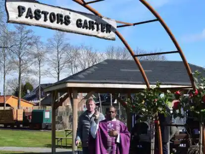 Pfarrer Asir weihte gemeinsam mit dem B&uuml;rgervereinsvorsitzenden Willi Kamphaus den neuen B&uuml;rgerpark &bdquo;Pastors Garten&ldquo; in Sedelsberg.