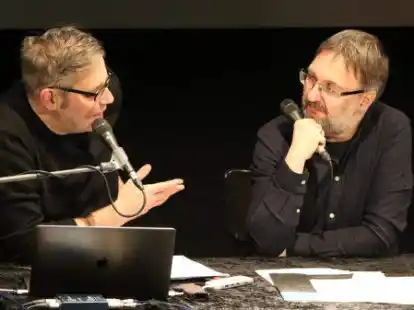Waren zu Gast in der Oldenburger Kulturetage: Philipp K&ouml;ster (links) und Jens Kirschneck vom Fu&szlig;ball-Magazin &bdquo;11Freunde&ldquo;.