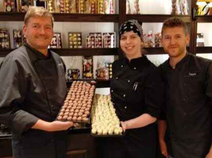 Ein Beruf mit vielen Chancen: J&ouml;rg Tapper (von links), Konditormeister und  Inhaber des Caf&eacute; ten Cate in Norden, mit Konditorin Jana Schloten und seinem Sohn Christian Tapper, ebenfalls Meister seines Faches. In seinem Betrieb wurden 2021 f&uuml;nf ehemalige Auszubildende eingestellt.