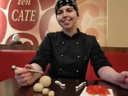 Mit ihrer Krabbe aus Marzipan &uuml;berzeugte Jana Schloten die Pr&uuml;fer der Handwerkskammer und wurde kammerbeste Konditorin 2021. Im Caf&eacute; ten Cate hat sie innerhalb von drei Jahren ihr fr&uuml;heres Hobby als Beruf gelernt.