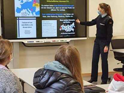 Bundeswehrhauptmann Meike Bauersfeld besuchte als Jugendoffizierin die BBS am Museumsdorf, um &uuml;ber den Angriffskrieg der Russischen F&ouml;deration auf die Ukraine zu referieren.