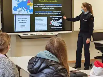 Bundeswehrhauptmann Meike Bauersfeld besuchte als Jugendoffizierin die BBS am Museumsdorf, um &uuml;ber den Angriffskrieg der Russischen F&ouml;deration auf die Ukraine zu referieren.