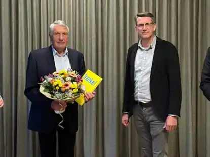 Ortsverbandsversammlung der FDP B&ouml;sel: (von links) Landtagskandidatin Imke Haake, der ehemalige, langj&auml;hrige Vorsitzende Heinz M&uuml;ller, der neu gew&auml;hlte Ortsverbandsvorsitzende Guido Pleye sowie FDP-Fraktionsvorsitzender Christian D&uuml;rr.