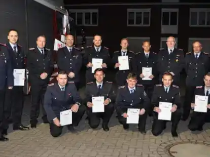 Auf der Jahreshauptversammlung der Freiwilligen Feuerwehr Hafenstra&szlig;e gab es neben Neuwahlen auch zahlreiche Bef&ouml;rderungen.