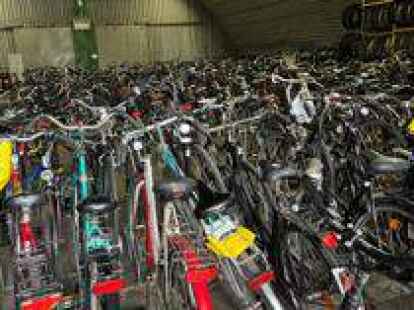 Rund 300 Fahrr&auml;der haben die Oldenburger f&uuml;r Frauen und Kinder aus der Ukraine gespendet. Gelagert werden die R&auml;der in einem Shelter auf dem Fliegerhorstgel&auml;nde. Bild: Torsten von Reeken