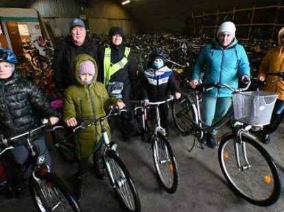 Das ist eine &uuml;berw&auml;ltigende Resonanz: Rund 300 Fahrr&auml;der haben Oldenburger f&uuml;r Fl&uuml;chtlinge aus der Ukraine gespendet. Eine Familie suchte sich am Montag die passenden R&auml;der  mit Unterst&uuml;tzung von Helferin Petra Ahrends und &Uuml;bersetzer Arkadiy Potemkin (hinten) aus.