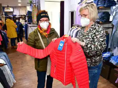 Auch in der Jeans Scheue blieben die Masken am ersten Tag nach Ende der Maskenpflicht im Einzelhandel noch freiwillig auf. Renate Drieling (rechts) beriet Kundin Margret Logemann.
