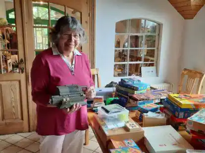 Hannelore Jackson  sortiert Dinge aus, die sie auf einem Flohmarkt anbieten wird: Denn nicht alles kann mit nach Trier umziehen.