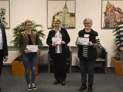 &Uuml;bergabe an die 100-Euro-Gewinner: (von links) Volksbank-Vorstand Matthias Osterhues, Franziska Hermes, Ingeborg Weyhausen, Monika Grundmann und NWZ-Redakteur Patrick Buck