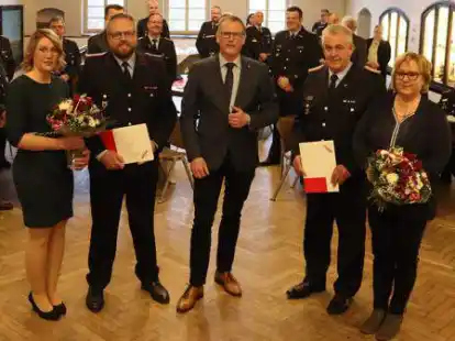 Wechsel bei der Feuerwehr Wildeshausen: B&uuml;rgermeister Jens Kuraschinski (Mitte) ernannte Stadtbrandmeister Helmut M&uuml;ller (2. von rechts, mit Frau Angela) zum Ehrenstadtbrandmeister. Neuer Stadtbrandmeister ist Jens Hogeback (2. von links, mit Frau Elvira).