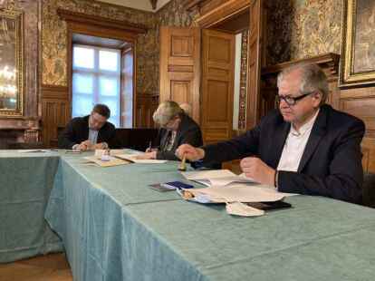 Im Hintergrund der sch&ouml;ne Audienzsaal im Schloss Jever. Von vorne links Jan Edo Albers (Jever), Gitta Heitmann-Schmacker (Vertreterin Wangerland) und Heiner Lauxtermann (Zetel).