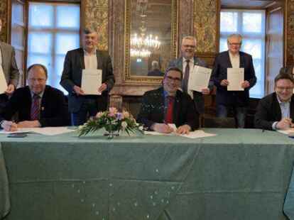 Feierlichkeit im Audienzsaal Schloss Jever: Landrat und B&uuml;rgermeister des Landkreises Friesland unterzeichnen den Vertrag zur Finanzierung der Kindertagesst&auml;tten.