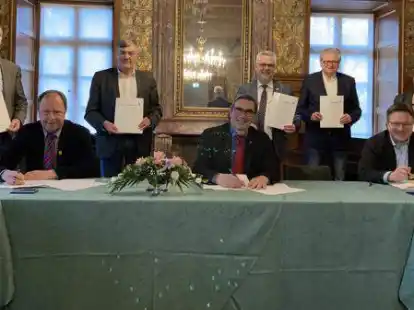 Feierlichkeit im Audienzsaal Schloss Jever: Landrat und B&uuml;rgermeister des Landkreises Friesland unterzeichnen den Vertrag zur Finanzierung der Kindertagesst&auml;tten.