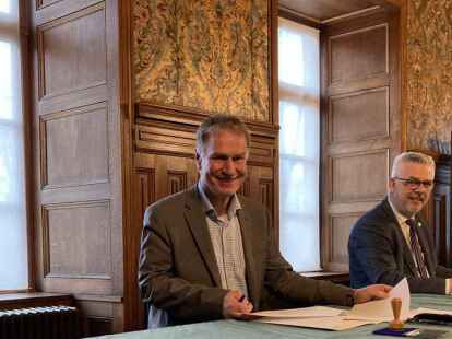 Gerd-Christian Wagner (Varel) und Stephan Eiklenborg (Sande) freuen sich &uuml;ber die vertragliche Einigung.