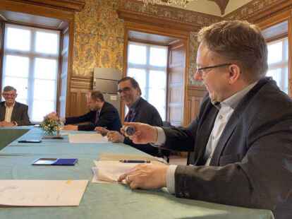 Von rechts Jan Edo Albers (Jever), Sven Ambrosy (Landrat), Jan Edo Albers (Jever), Thorsten Krettek (Bockhorn), und Gerhard B&ouml;hling (Schortens).
