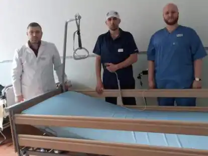 20 Krankenhausbetten sind im Spital Bilohirja in der Region Chmelnyzkyi angekommen: Das Bild zeigt den leitenden Chirurg Sergiy Burbela (von links), An&auml;sthesist Michael Nakonetschniy und Chirurg Sergiy Vadim.
